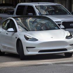 tesla önvezető elektromos autó