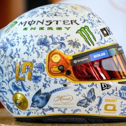 Lando-Norris-herendi-sisak-magyar-forma-1